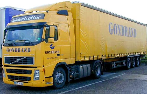 Transporteur De Voitures Sur La Route, En Pologne. Camion Transporteur